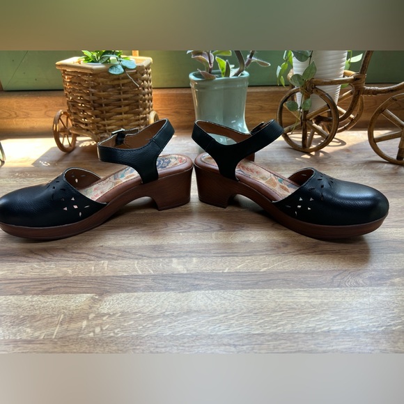 NWOB Black Mules with Cutout Design Women's, Jasmine Clog - Picture 7 of 10